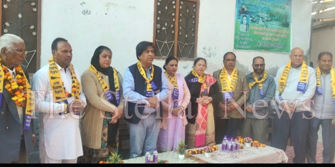 Congress councilor Sunita Devi of Ward 49 of Hoshiarpur joins AAP along with her colleagues